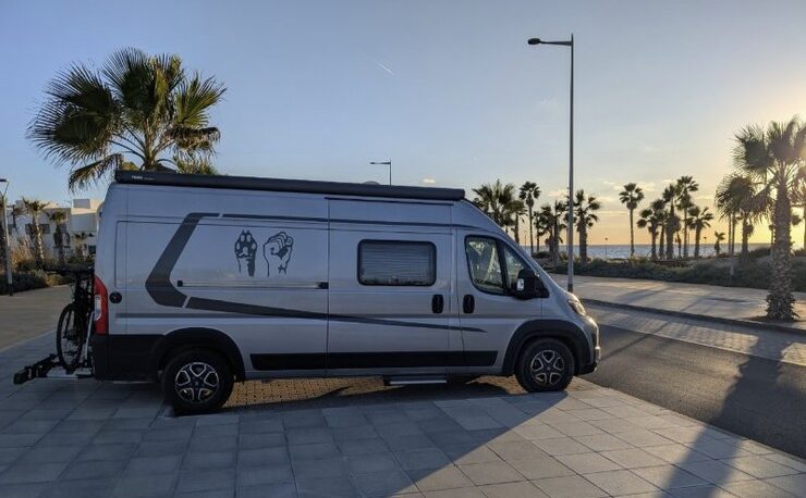 Barista-FIRE-Wohnmobil-Spanien-Palmen